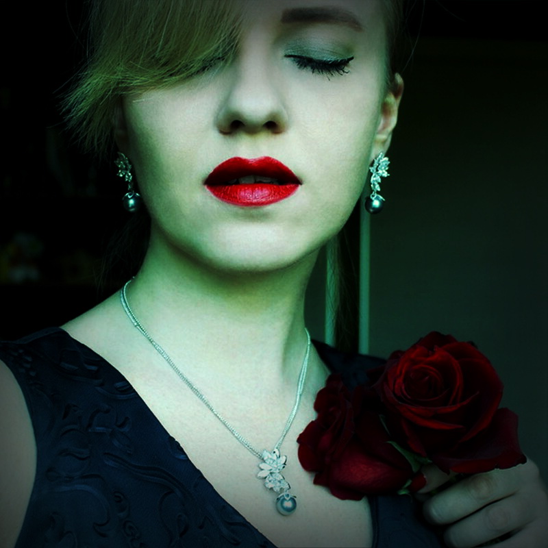 Pearl Statement Earrings mode2l